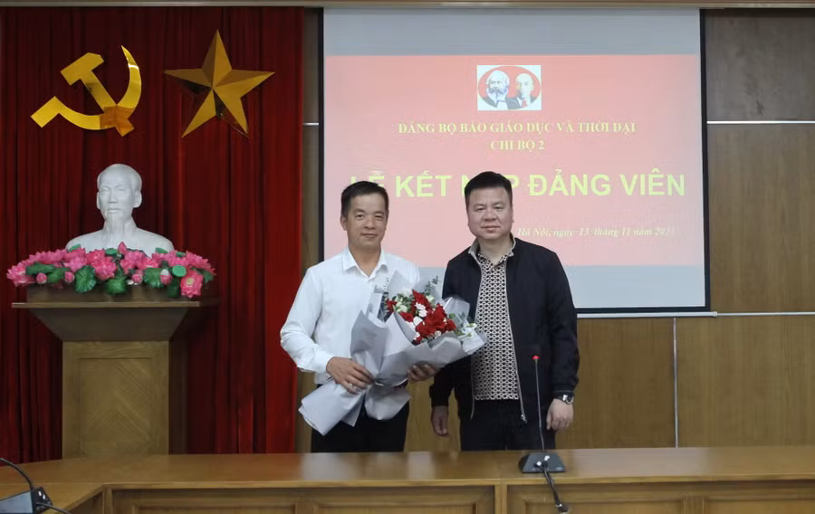 Bí thư Đảng ủy, Tổng biên tập Báo Giáo dục và Thời đại Triệu Ngọc Lâm tặng hoa chúc mừng đồng chí Đào Thanh Tuy.