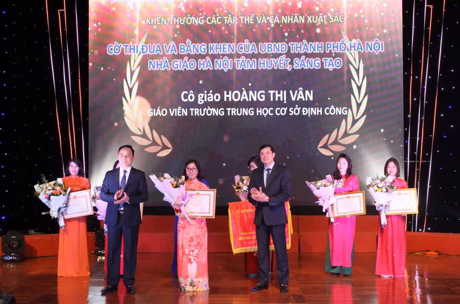 Khen thưởng các tập thể và cá nhân được nhận cờ thi đua và bằng khen của UBND TP Hà Nội. Khen thưởng các tập thể và cá nhân được nhận cờ thi đua và bằng khen của UBND TP Hà Nội.