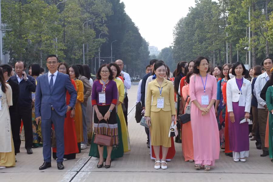 Đoàn đại biểu là những nhà giáo tiêu biểu năm 2023 vào Lăng viếng Chủ tịch Hồ Chí Minh và báo công dâng Bác.