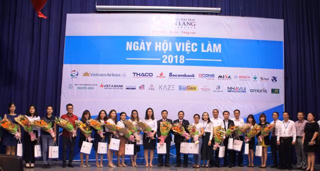 PGS.TS Trần Thị Mỹ Diệu - Hiệu trưởng nhà trường tặng quà lưu niệm, cảm ơn đến các doanh nghiệp, đối tác tại Ngày hội việc làm 2018