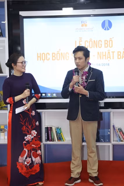 Em Nguyễn Tiến Thành (phải) chia sẻ về niềm vui đạt học bổng 100%