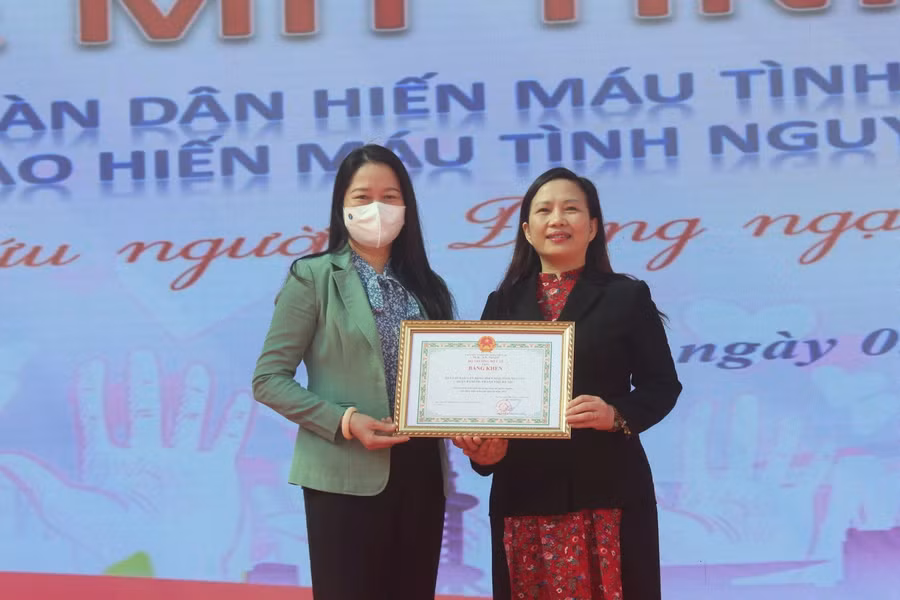 Bà Phạm Thị Diễm - Phó Chủ tịch UBND (đại diện quận Ba Đình) nhận giải thưởng và bằng khen từ Viện Huyết học – Truyền máu trung ương.