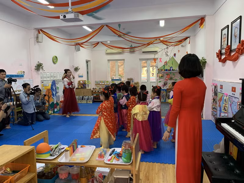 Những ngày này, cô và trò nhà trường đang tích cực luyện tập các tiếp mục văn nghệ với mong muốn sẽ được đón các đoàn khách Triều Tiên