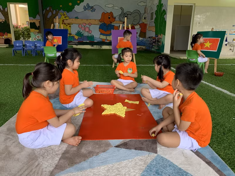 Học sinh vẽ cờ của hai nước Việt Nam - Triều Tiên