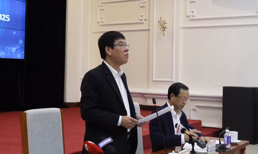 Cục trưởng Cục Quản lý chất lượng, Bộ GD&amp;ĐT Huỳnh Văn Chương thông tin tại họp báo.
