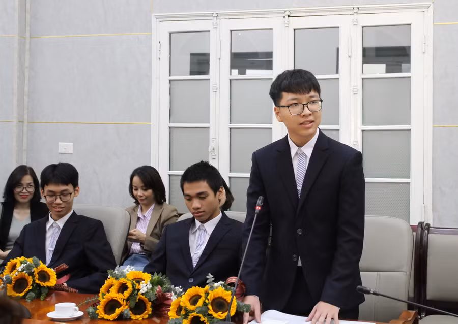 Học sinh Hoàng Ngọc Bách phát biểu.