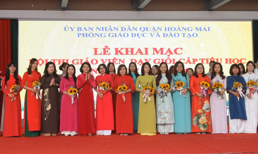 Ban tổ chức tặng hoa chúc mừng các thầy cô giáo dự thi.