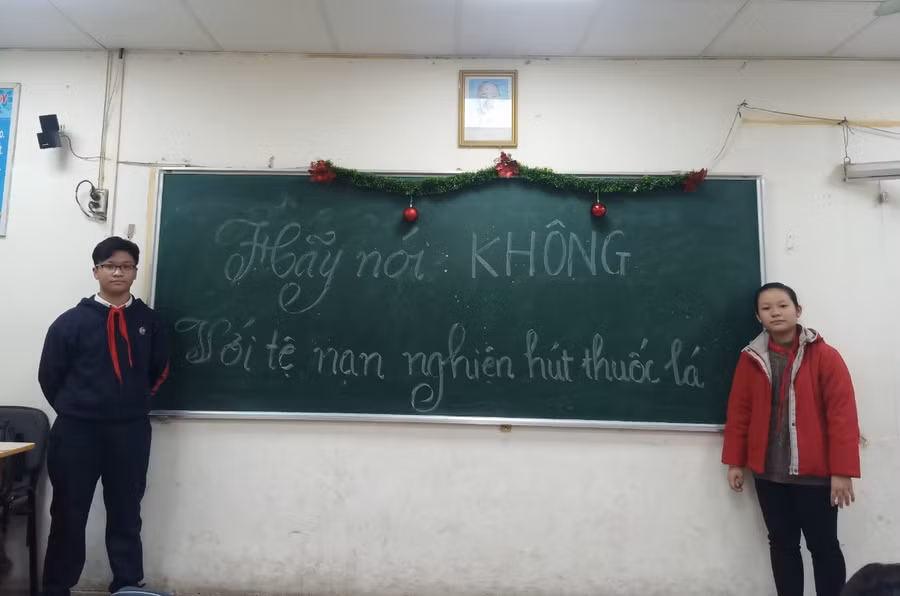 Học sinh Trường THCS Hoàn Kiếm tuyên truyền về tác hại của thuốc lá.
