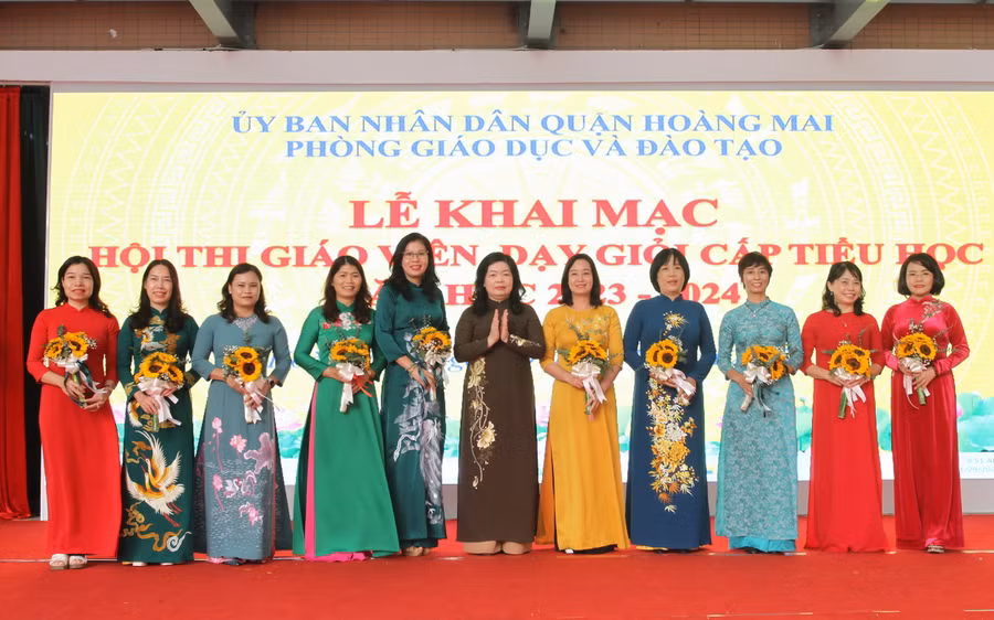 Ban tổ chức tặng hoa cho Ban Giám khảo hội thi.
