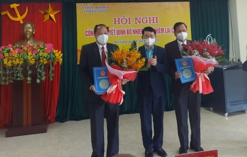 Chủ tịch UBND tỉnh Bắc Giang Lê Ánh Dương chúc mừng tân Giám đốc Sở GD&ĐT Tạ Việt Hùng (bên trái ngoài cùng) và Phó Giám đốc Sở GD&ĐT Nguyễn Văn Thêm.