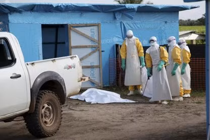 Các nhân viên y tế tiến hành công tác phòng dịch tại Liberia