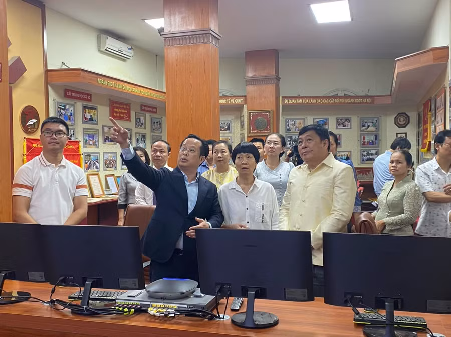 Giám đốc Sở GD&amp;ĐT Hà Nội Trần Thế Cương giới thiệu với đoàn công tác Sở Giáo dục và Thể thao thành phố Viêng Chăn về Hệ thống điều hành giáo dục thông minh thành phố Hà Nội.
