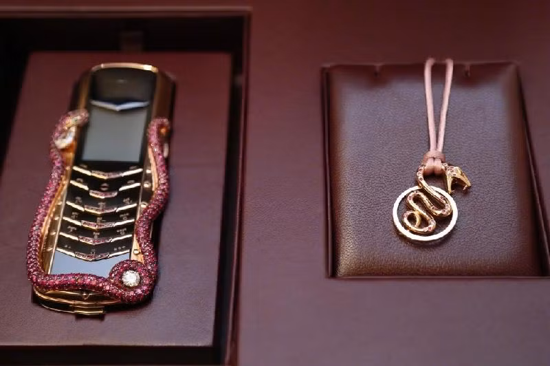 Nhìn vào chiếc Vertu Cobra Limited Edition có thể thấy được sự xa xỉ hơn là một chiếc điện thoại thông minh cao cấp.