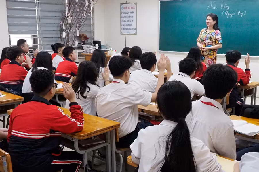 Học trò sôi nổi tham gia phát biểu xây dựng bài trong giờ dạy của cô Đỗ Thị Sáng. Học trò sôi nổi tham gia phát biểu xây dựng bài trong giờ dạy của cô Đỗ Thị Sáng.