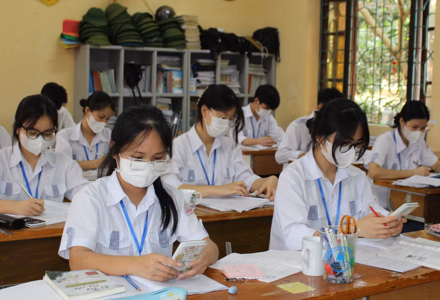 Học sinh lớp 12 trường PTDT Nội trú tỉnh Bắc Giang tích cực ôn tập chuẩn bị cho kỳ thi tốt nghiệp.