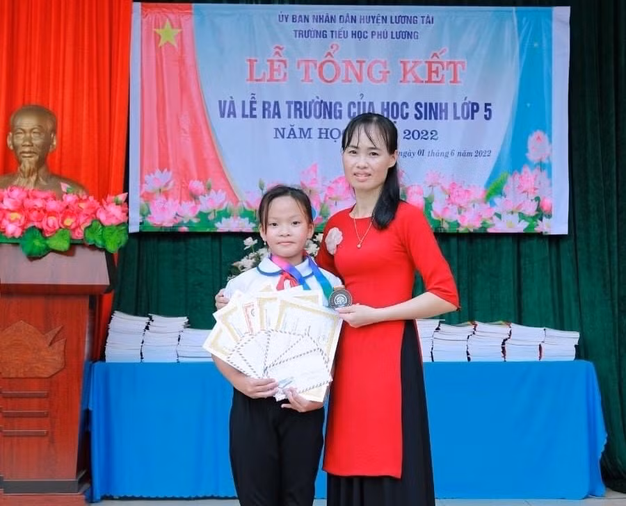 Cao Thị Bảo Ngọc lớp 5A học sinh trường Tiểu học Phú Lương với hàng loạt thành tích cao trong học tập và phong trào Đội.