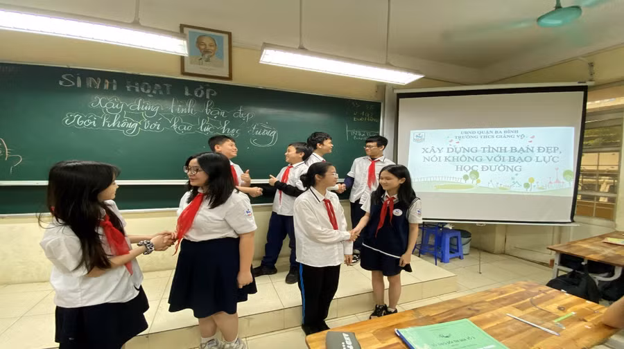 Học sinh Trường THCS Giảng Võ thực hành bày tỏ tình cảm đối với bạn bè.