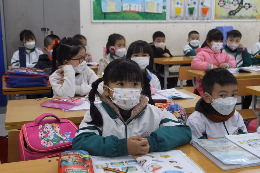 Học sinh Trường Tiểu học Sài Sơn A (huyện Quốc Oai) trong ngày đầu được đến trường học trực tiếp