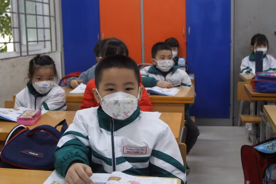 Học sinh lớp 1 tại Hà Nội đi học trở lại