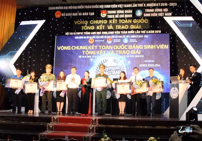 Thứ trưởng Bộ GD&ĐT Nguyễn Thị Nghĩa và Chủ tịch hội Sinh viên Việt Nam Lê Quốc Phong tặng bằng khen cho các đơn vị tiêu biểu tham gia Hội thi Thứ trưởng Bộ GD&ĐT Nguyễn Thị Nghĩa và Chủ tịch hội Sinh viên Việt Nam Lê Quốc Phong tặng bằng khen cho các đơn vị tiêu biểu tham gia Hội thi