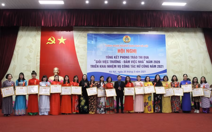 Công đoàn ngành GD-ĐT Hà Nội tặng bằng khen cho các cá nhân tiêu biểu trong phong trào "Giỏi việc nước - Đảm việc nhà" năm 2020.