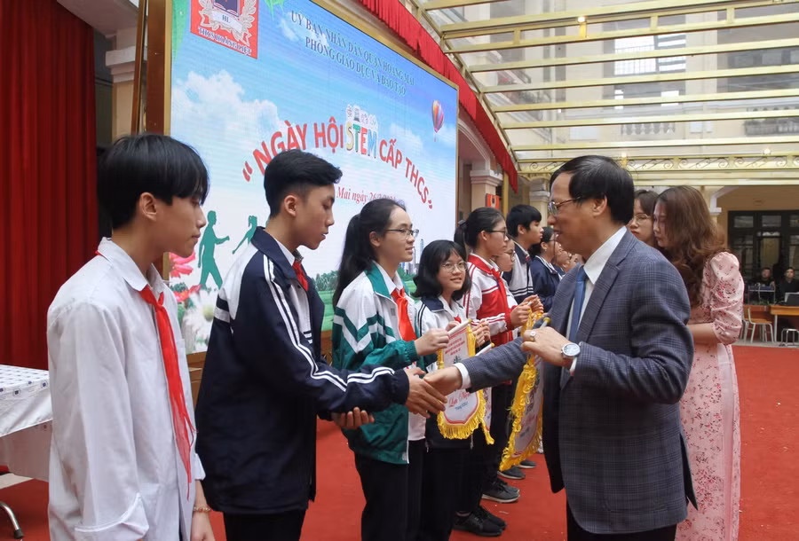Lãnh đạo quận Hoàng Mai trao cờ lưu niệm cho các đội