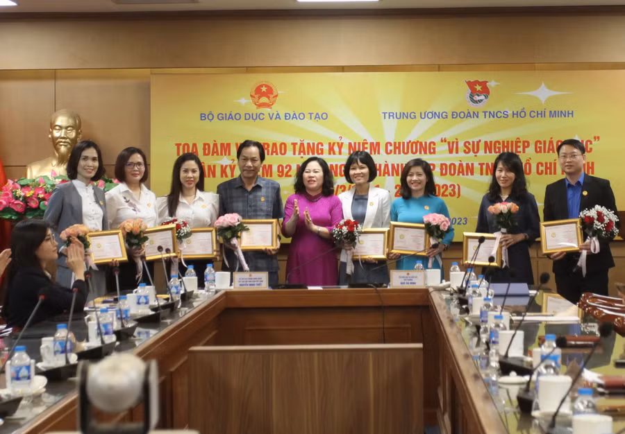 8 đồng chí lãnh đạo các Ban, đơn vị của Trung ương đoàn nhận kỷ niệm chương "Vì sự nghiệp giáo dục". 8 đồng chí lãnh đạo các Ban, đơn vị của Trung ương đoàn nhận kỷ niệm chương "Vì sự nghiệp giáo dục".