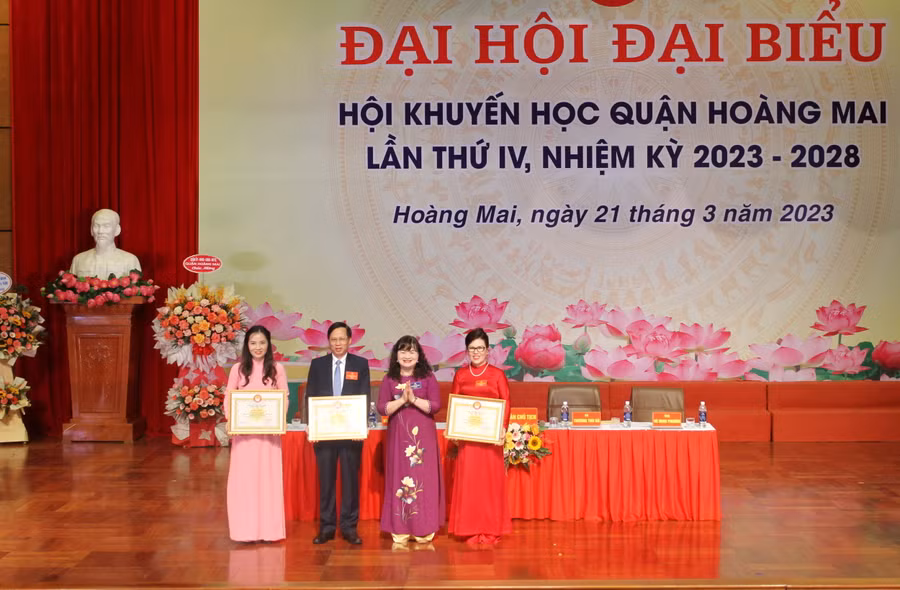 Hội khuyến học thành phố Hà Nội tặng bằng khen cho các tập thể. Hội khuyến học thành phố Hà Nội tặng bằng khen cho các tập thể.