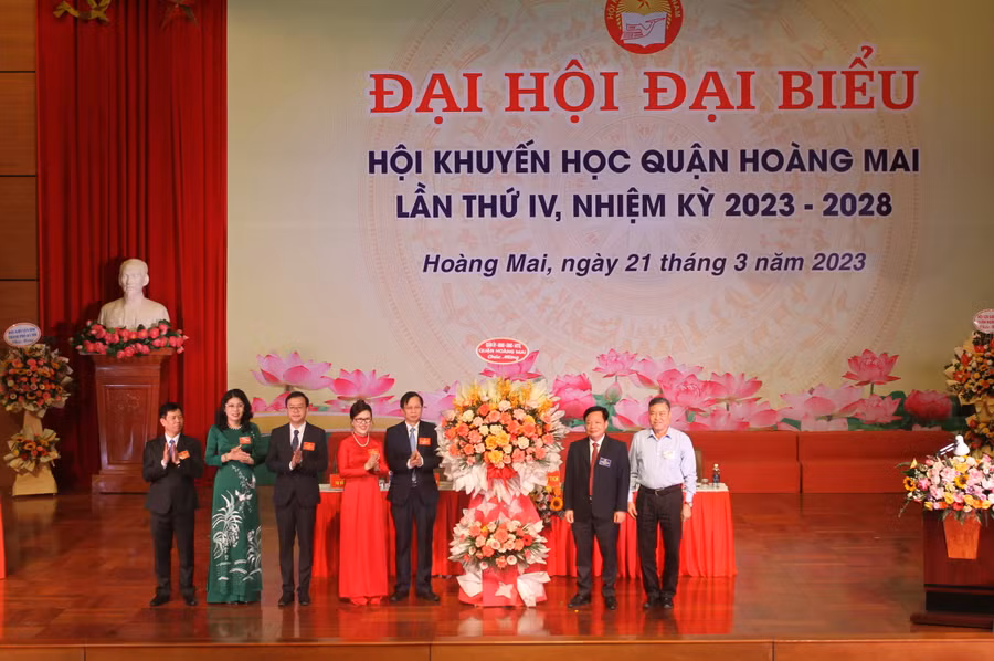 Lãnh đạo quận Hoàng Mai, Hội khuyến học thành phố Hà Nội tặng hoa chúc mừng Hội khuyến học quận Hoàng Mai. Lãnh đạo quận Hoàng Mai, Hội khuyến học thành phố Hà Nội tặng hoa chúc mừng Hội khuyến học quận Hoàng Mai.