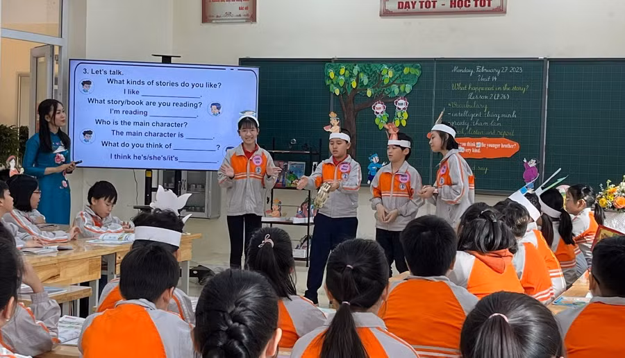 Hoạt động đóng vai trong tiết dạy Tiếng Anh của cô giáo Nguyễn Thị Khánh Duyên (Trường Tiểu học Đại Kim). Hoạt động đóng vai trong tiết dạy Tiếng Anh của cô giáo Nguyễn Thị Khánh Duyên (Trường Tiểu học Đại Kim).