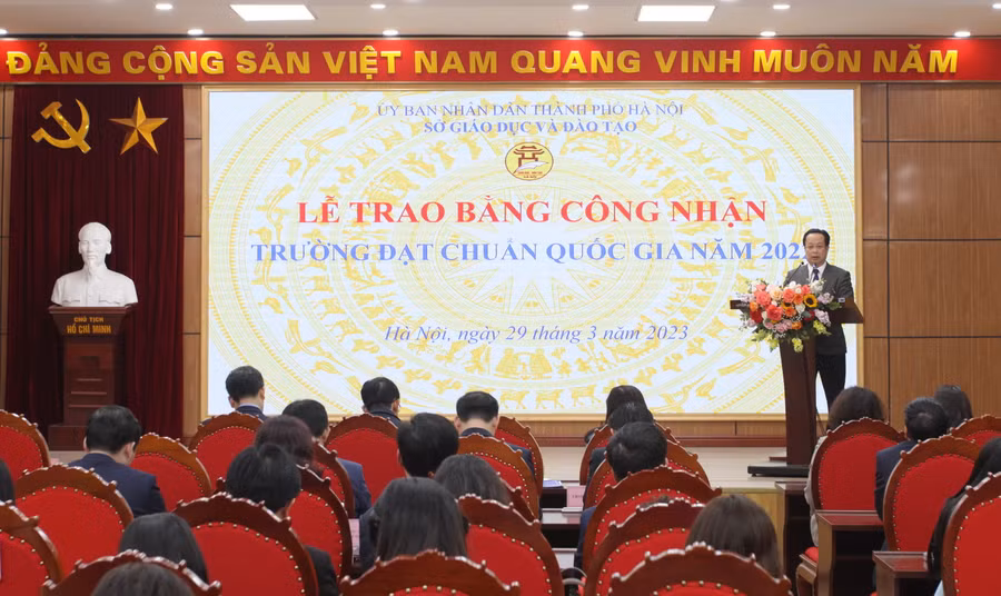 Giám đốc Sở GD&amp;ĐT Hà Nội Trần Thế Cương phát biểu tại hội nghị.