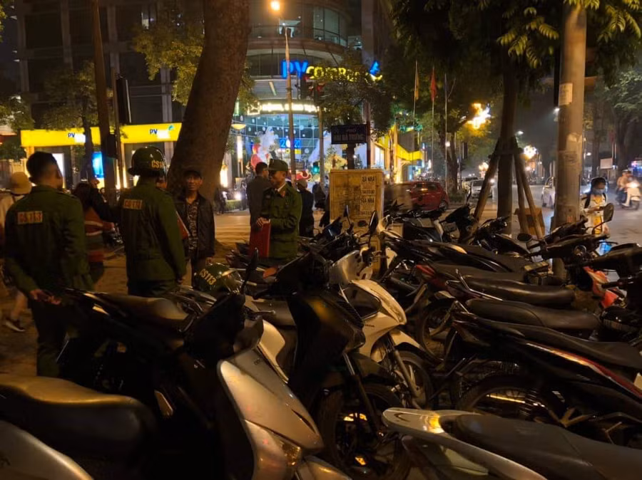 Công an quận Hoàn Kiếm tuần tra, kiểm soát, xử lý các bãi xe "chặt chém" trong đêm.