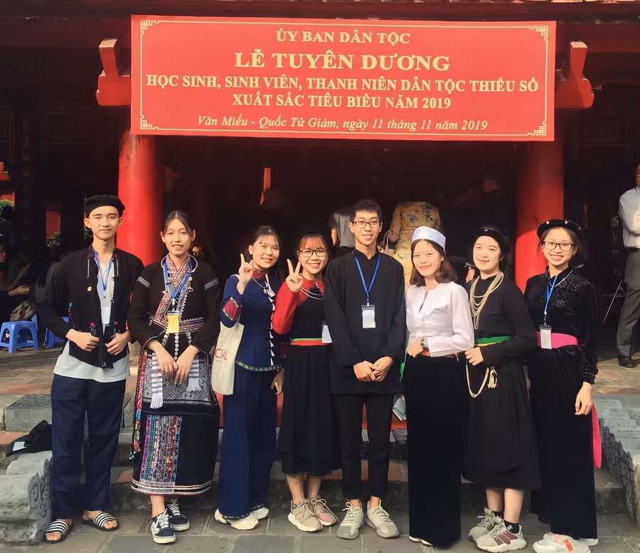 Đinh Thị Dung (thứ 4, từ trái sang) là một trong những sinh viên được tuyên dương trong lễ tuyên dương học sinh, sinh viên, thanh niên dân tộc thiểu số xuất sắc tiêu biểu. Ảnh NVCC.