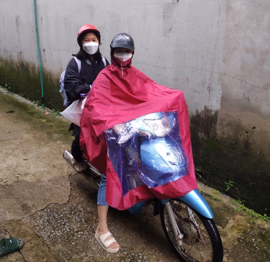 Giáo viên Trường THPT Lộc Bình đón và đưa học sinh đến phòng trọ. Ảnh NTCC. Giáo viên Trường THPT Lộc Bình đón và đưa học sinh đến phòng trọ. Ảnh NTCC.
