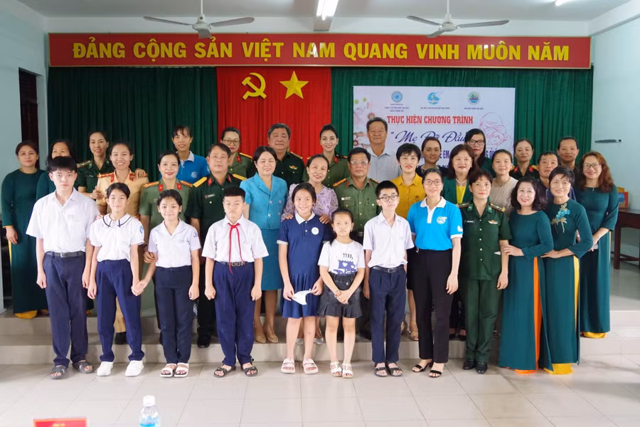 Tổng trị giá các phần quà gần 30 triệu đồng. Tổng trị giá các phần quà gần 30 triệu đồng.