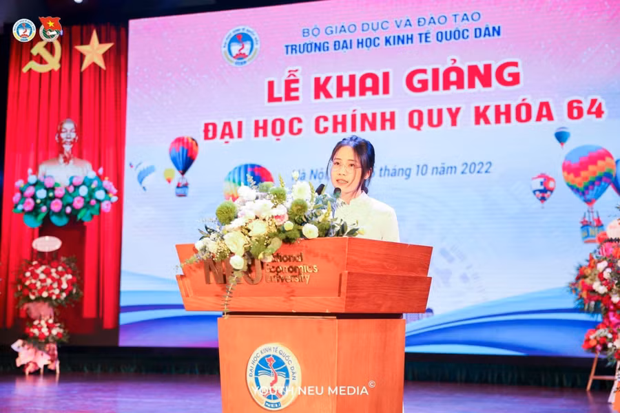 Em Phạm Thị Hạnh, thủ khoa đầu vào A01 (tổng số điểm các môn như sau Toán 9,8 điểm; Vật lý 9,5 điểm; Tiếng Anh 9.6 điểm) Trường ĐH Kinh tế Quốc dân năm 2022. Ảnh NVCC.