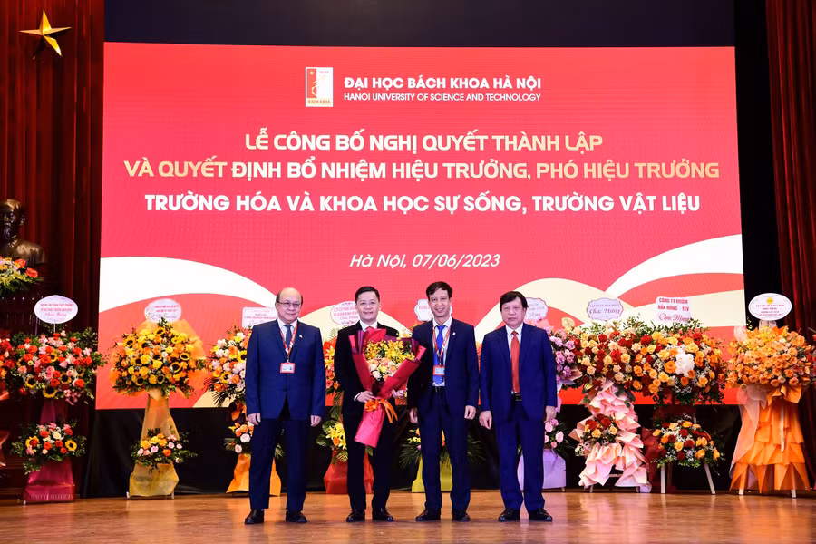 PGS. TS Chu Kỳ Sơn (thứ 2, bên trái sang) nhận quyết định Hiệu trưởng Trường Hóa và Khoa học sự sống.