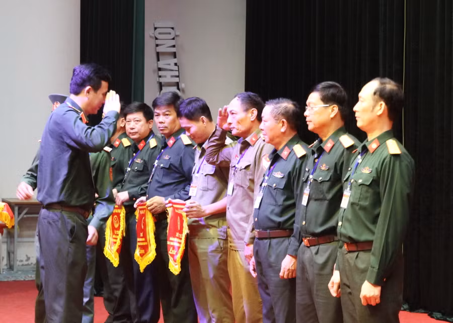 Ban tổ chức trao cờ lưu niệm cho các đơn vị dự thi