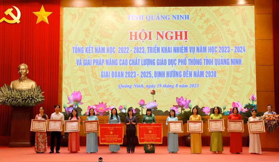 Lãnh đạo tỉnh Quảng Ninh trao Cờ thi đua và Bằng khen của Chính phủ cho các tập thể và cá nhân. Lãnh đạo tỉnh Quảng Ninh trao Cờ thi đua và Bằng khen của Chính phủ cho các tập thể và cá nhân.