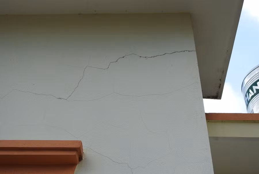 Nhiều hộ dân khác cũng gặp cảnh tương tự, vết nứt chi chít khắp nhà.