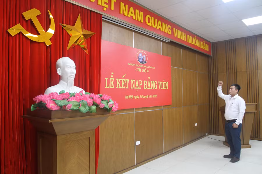 Đảng viên Nguyễn Đăng Chung tuyên thệ dưới cờ Tổ quốc, cờ Đảng Đảng viên Nguyễn Đăng Chung tuyên thệ dưới cờ Tổ quốc, cờ Đảng