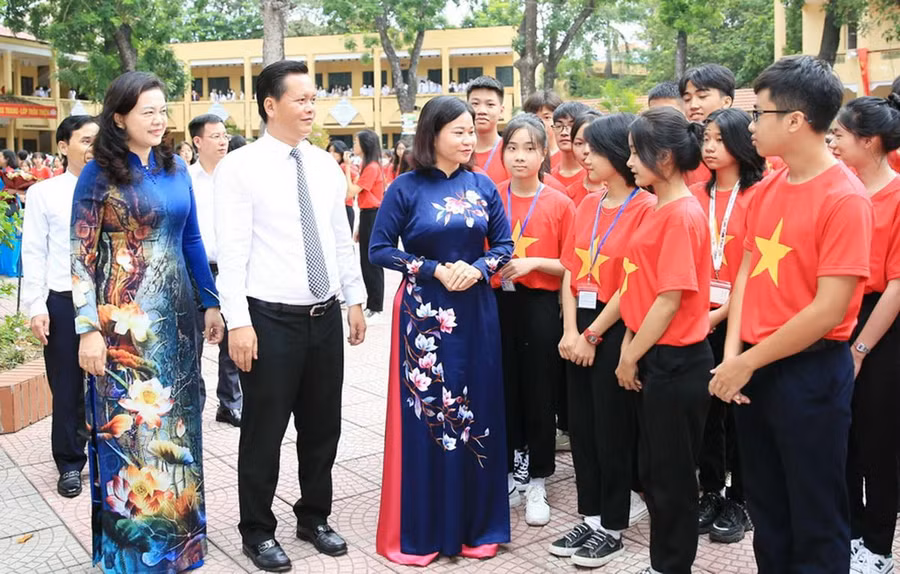 Phó Bí thư Thường trực Thành ủy Hà Nội Nguyễn Thị Tuyến dự lễ khai giảng tại Trường THPT Đan Phượng