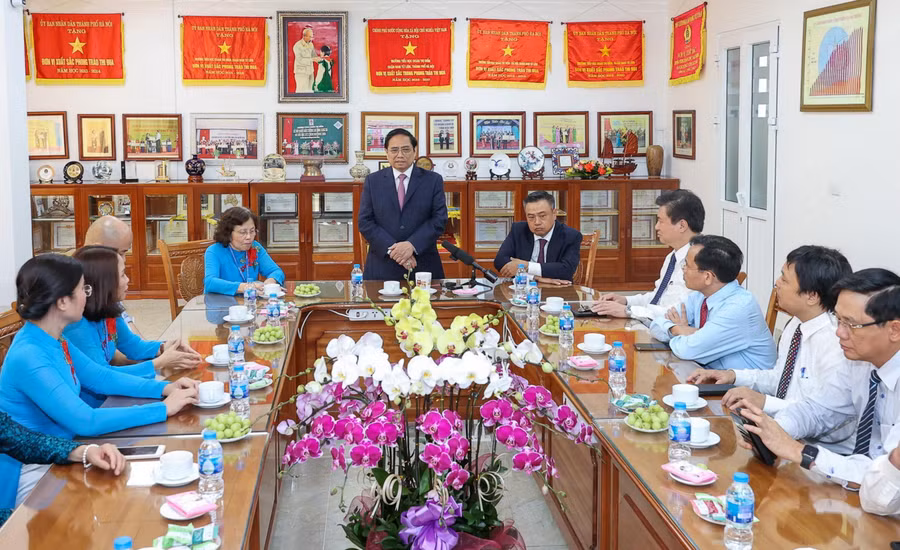 Thủ tướng Phạm Minh Chính làm việc với lãnh đạo Bộ GD&ĐT, lãnh đạo thành phố Hà Nội.