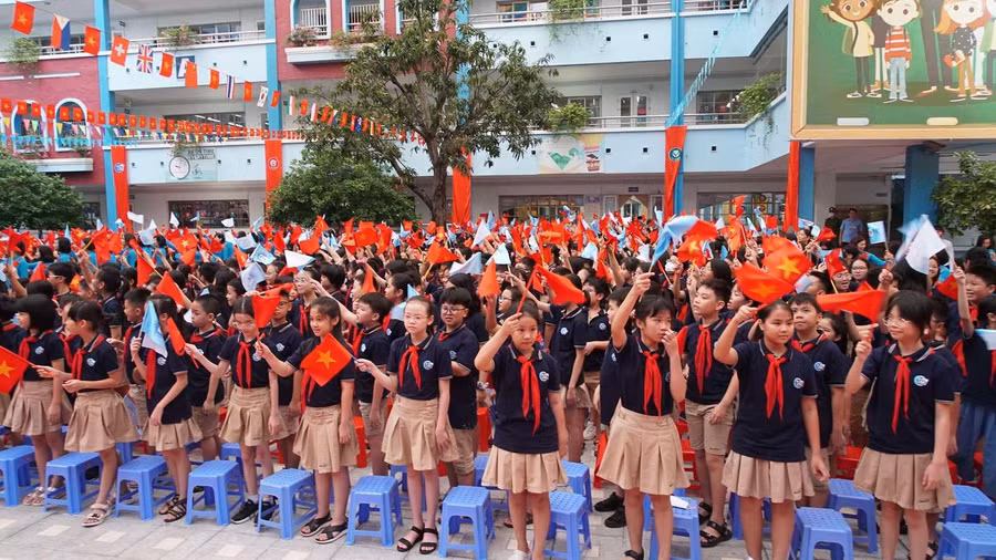 Học sinh Trường Tiểu học Đoàn Thị Điểm hân hoan trong lễ khai giảng