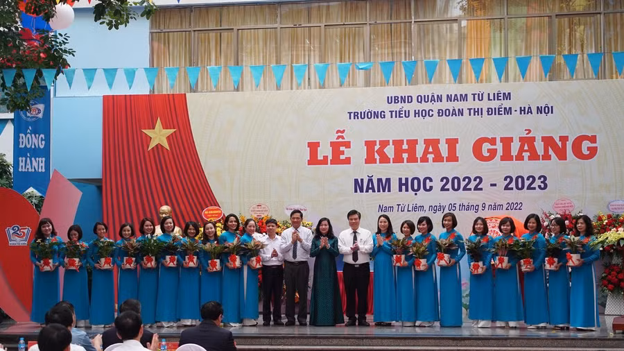 Thứ trưởng Bộ GD&amp;ĐT Nguyễn Hữu Độ tặng cây cho học sinh khối lớp 1