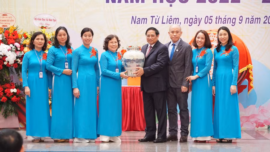 Thủ tướng Phạm Minh Chính tặng quà lưu niệm cho nhà trường
