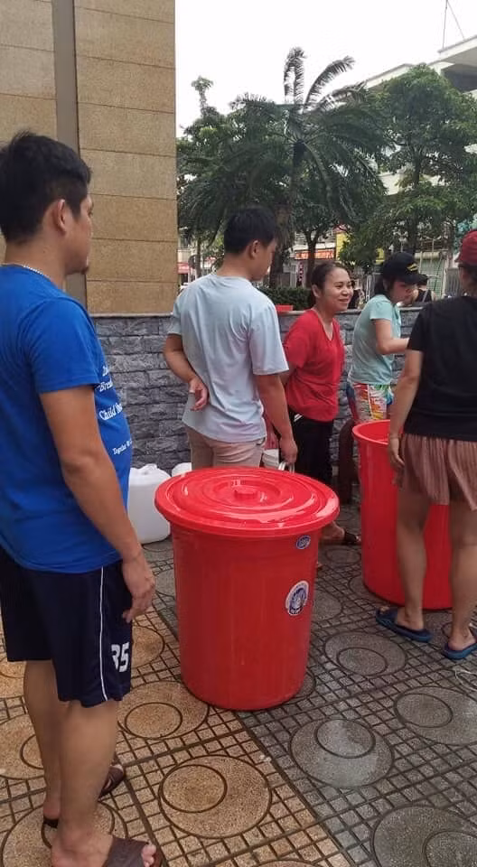 Người dân xếp hàng lấy nước tại bể chứa của KĐT Tân Tây Đô. Người dân xếp hàng lấy nước tại bể chứa của KĐT Tân Tây Đô.