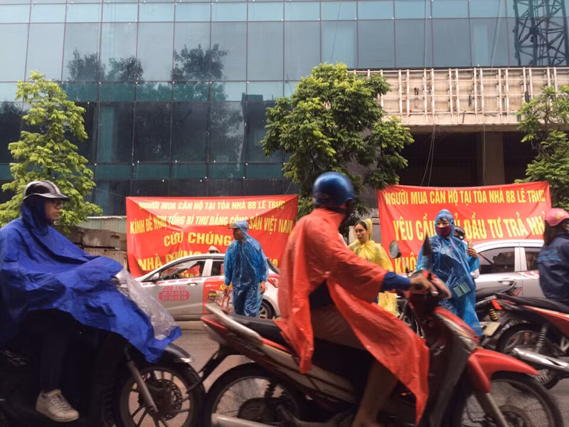 Lần thứ 4 các khách hàng mua nhà tại dự án 8B Lê Trực tiếp tục căng băng rôn, biểu ngữ “đòi nhà”.