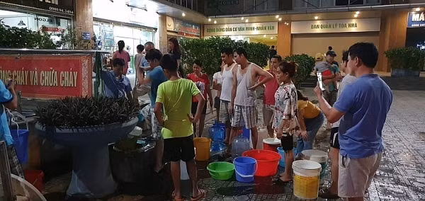 Hình ảnh người dân KĐT Tân Tây Đô mang xô chậu đi lấy nước... Hình ảnh người dân KĐT Tân Tây Đô mang xô chậu đi lấy nước...