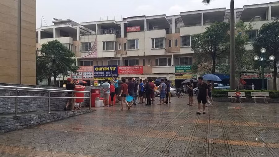 Người dân KĐT Tân Tây Đô xếp hàng đợi xách từng xô nước (Ảnh chụp ngày 26/5).